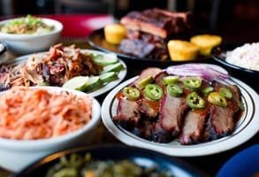 Dinosaur Bar-B-Que'de barbekü yemeklerinin fotoğrafı
