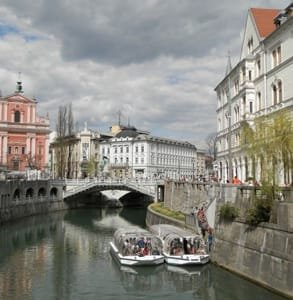 Ljubljanica Nehri üzerinde bir tekne turunun fotoğrafı
