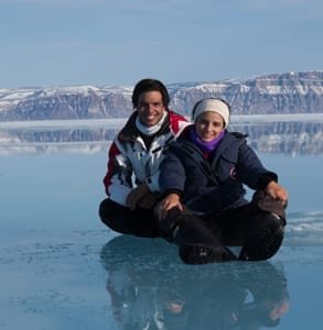 Photo d'un couple assis sur la glace lors d'une expédition au Royaume de l'Arctique