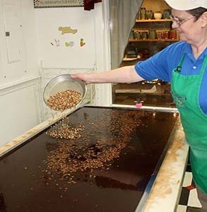 Foto del proceso de elaboración del dulce de azúcar en Pepper Lane Fudge & Sweets