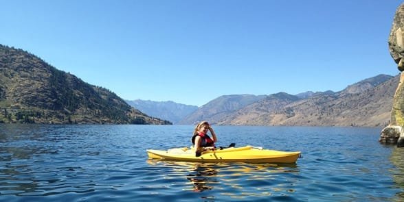 Photo de quelqu'un faisant du kayak sur le lac Chelan
