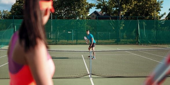 Foto von einem Paar beim Tennisspielen
