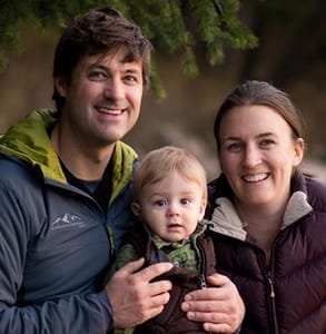 Foto dei proprietari di Spirit of the West Adventures, Breanne Quesnel e Rick Snowdon, con il loro figlio.