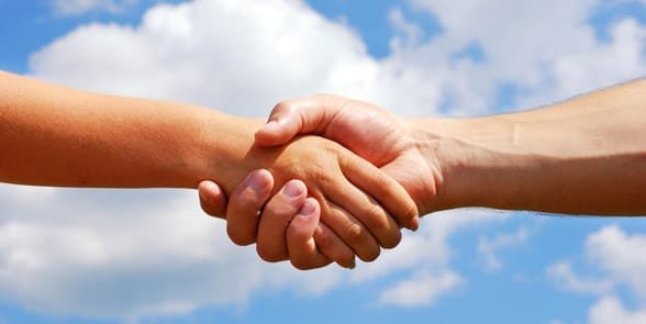 Foto von Menschen, die sich die Hand schütteln