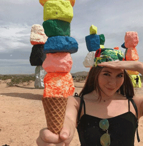 Foto van Sophwoch met een ijshoorntje onder Seven Magic Mountains
