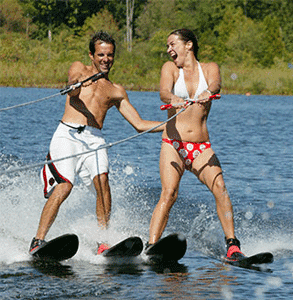 Foto van een stel waterskiën bij Club Getaway