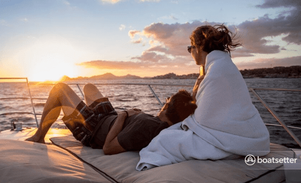Foto van een stel op een Boatsetter-boot