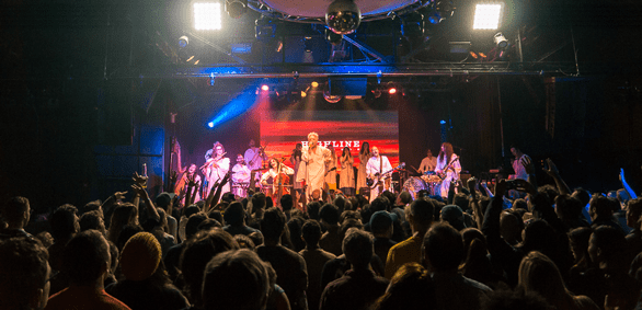 Photo d'un concert de Polyphonic Spree et de la foule
