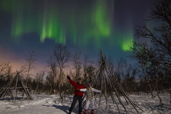 Photo de Jennifer Dombrowski et Tim Davis aux aurores boréales