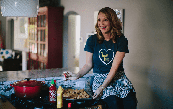 Foto van Lauren Grier die tater tots kookt