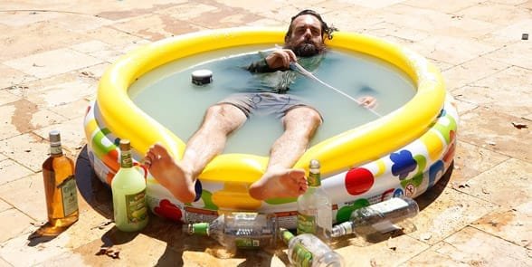 Foto van een man in een kinderbad
