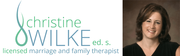 Foto de Christine Wilke y su logo