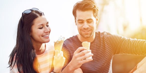 Foto di una coppia che mangia un gelato