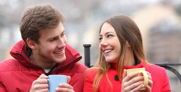 Photo d'un couple ayant une conversation