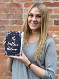Foto van Annabelle Knight met haar boek The Endless Autumn