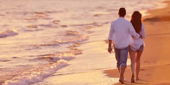 Photo d'un couple sur une plage