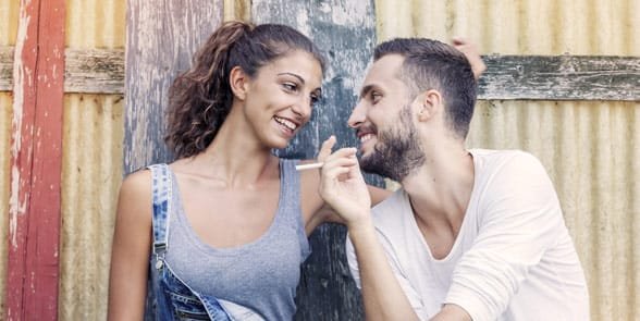 Photo d'un couple en train de flirter
