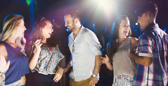 Foto van koppels in een club