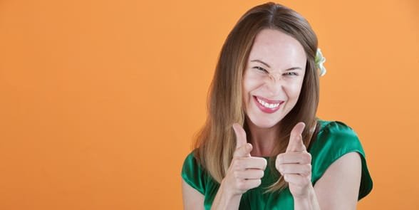 Photo d'une femme pointant son index
