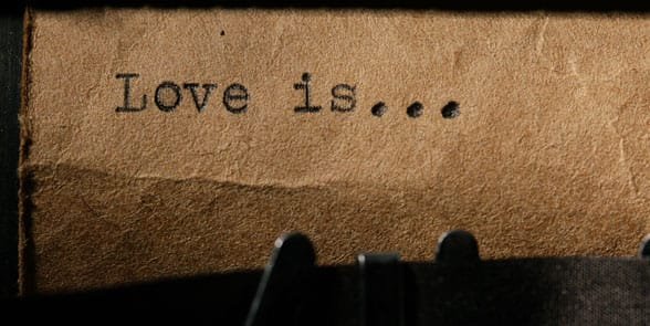 Photo d'une machine à écrire avec amour est dessus