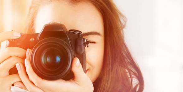 Photo d'une femme prenant une photo