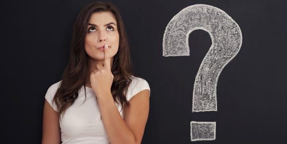 Photo d'une femme pensant à une question