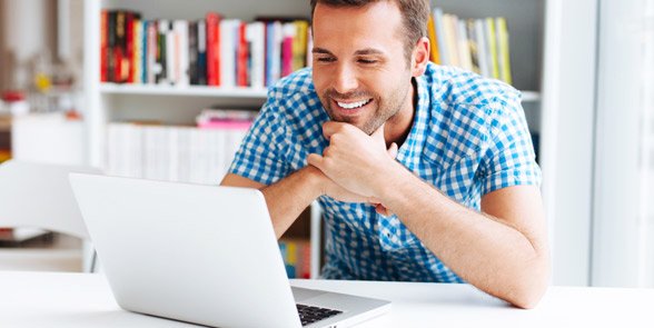 Foto de un hombre en una computadora portátil
