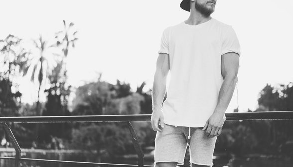 Foto de un hombre vestido con pantalones cortos