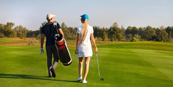 Foto eines Paares, das Golf spielt