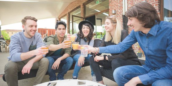 Photo de personnes dans un bar