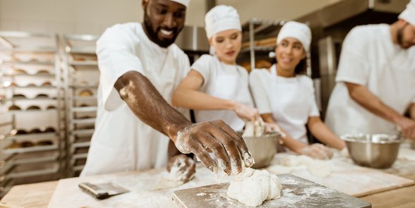 Photo de personnes en train de cuisiner