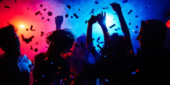 Photo de personnes faisant la fête