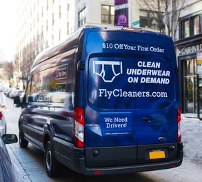 Foto van een FlyCleaners-busje in New York City