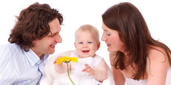 Foto di una coppia con un bambino