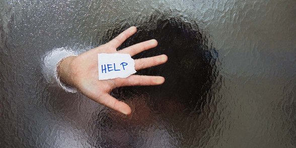 Foto van iemand met hulp op zijn hand geschreven