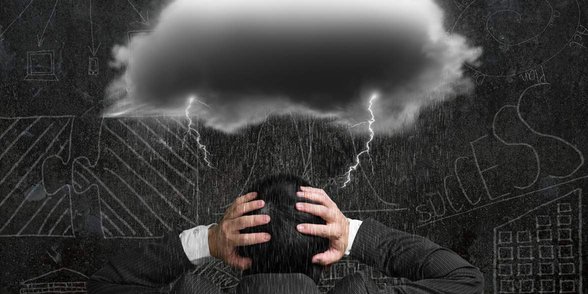 Foto einer Gewitterwolke über dem Kopf eines Mannes