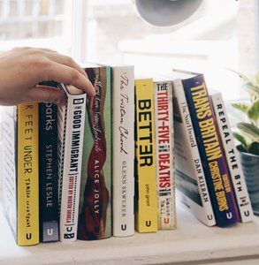 Foto von Büchern, die auf Unbound . veröffentlicht wurden