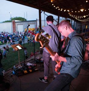 Foto van een concert in Lowe Mill ARTS & Entertainment