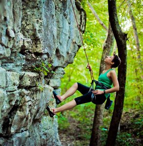 Foto van een vrouw die aan het bergbeklimmen is in het Monte Sano Park