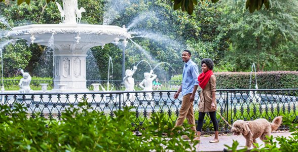 Foto de una pareja en Forsyth Park