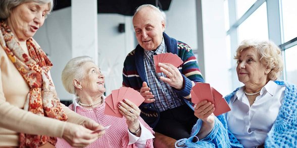 Foto von Leuten, die Karten spielen