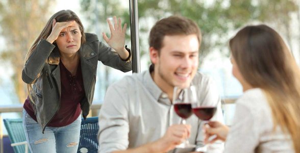 Foto von einem Mädchen, das ein Paar bei einem Date ausspioniert