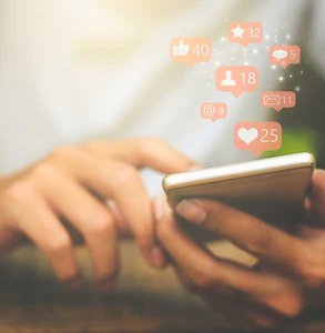 Foto von jemandem, der ein Smartphone benutzt