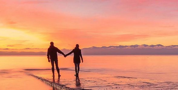 Foto de una pareja caminando en Victoria, BC