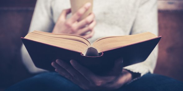 Foto von einem Mann, der ein Buch liest
