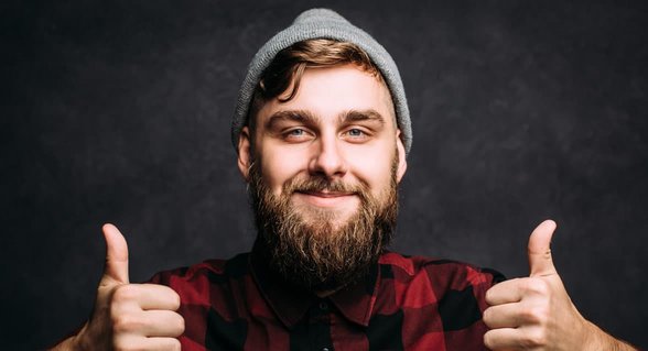 Photo d'un homme faisant un coup de pouce