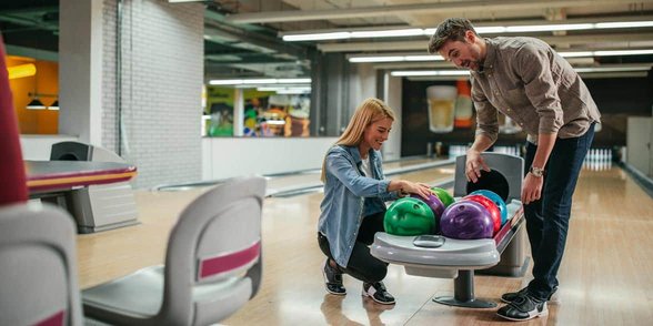 Photo d'un couple au bowling