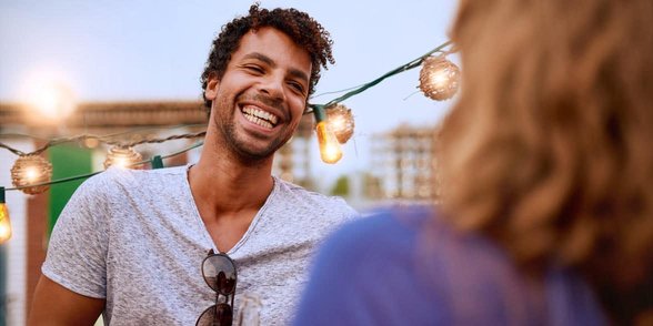 Photo d'un homme parlant et souriant