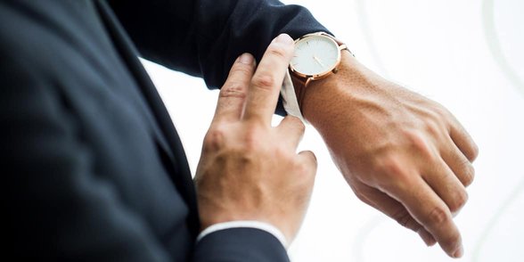 Photo d'un homme regardant sa montre