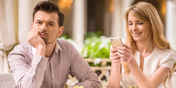 Photo d'une femme sur son téléphone lors d'un rendez-vous